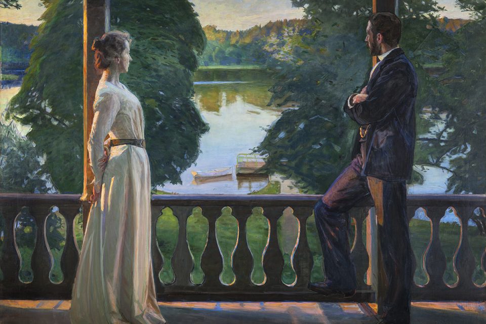Oljemålning av ett par placerade på varsin sida av måningen, båda blickar ut från veranda mot vatten och grönska i milt sommarljus.